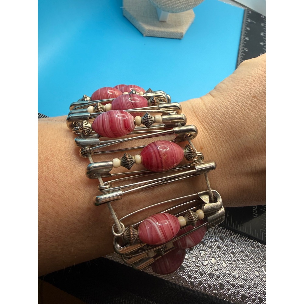 Vintage Safety Pin Stretch Bracelet Pink Glass Bead Silver Tone Punk Cuff 6.5in‎